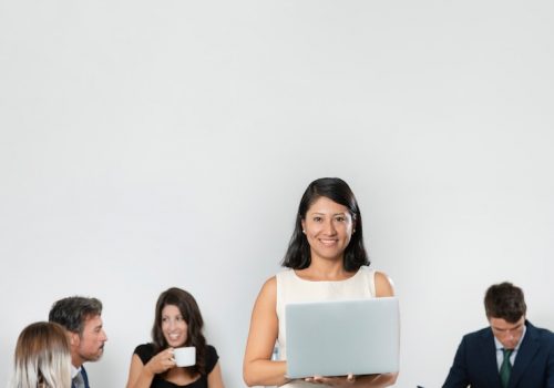 plano-medio-mujer-sosteniendo-portatil_23-2148352545[1]